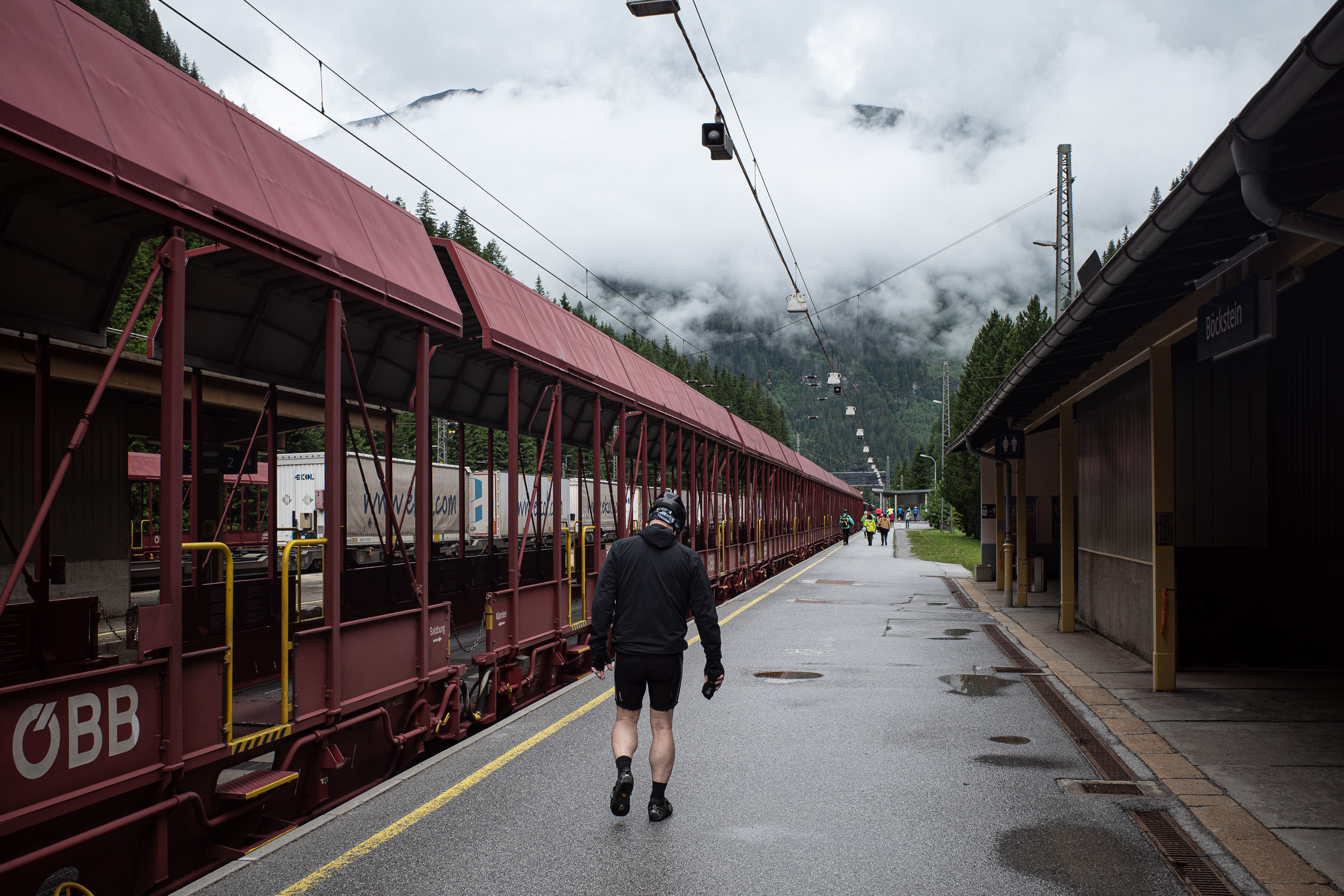 Am Bahnsteig in Böckstein: die offenen Wagen des Autoreisezugs
